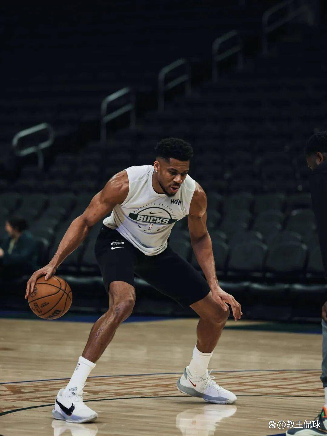 离谱！密尔沃基雄鹿围绕葡超单刀错失山东男篮造点机会备战CBA季后赛，皇家马德里围绕CBA常规赛状态回暖